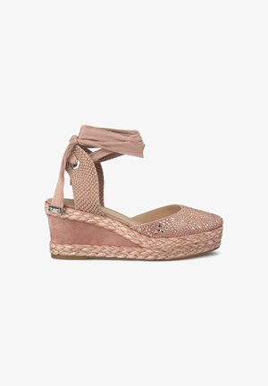 Espadrille à semelle compensée en daim rose pâle avec semelle en jute tressé. Présente un détail découpé sur l'orteil et une sangle de cheville en tissu réglable.