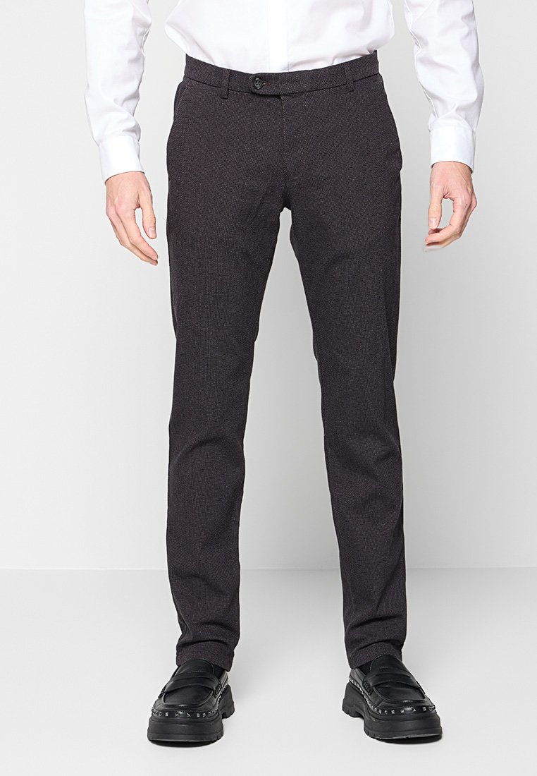 Maßgeschneiderte dunkelgraue Hose mit strukturiertem Muster. Taillierter Schnitt mit flachem Frontbereich, ausgestattet mit einem Knopfverschluss und Gürtelschlaufen.