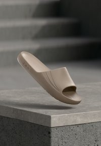 Seleccionado, taupe gray