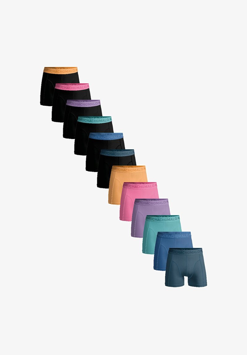 Színes férfi boxernadrágok különböző árnyalatokban, logós, elasztikus дерékszíjjal. Az anyagok rugalmasnak és simának tűnnek.