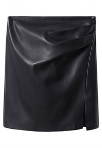 Schwarzer Rock aus Kunstleder mit drapiertem Design, seitlichem Schlitz und glatter Textur. Der Saum ist gerade geschnitten und sorgt für ein elegantes Erscheinungsbild.