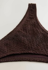 Bruin, gestructureerd bikinibovenstuk met driehoekige vorm, voorzien van een zachte, met patronen bedrukte stof en gladde randen. Het ontwerp bevat subtiele details.