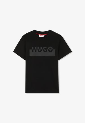 Zwarte katoenen t-shirt met korte mouwen, voorzien van een opvallend zwart "HUGO" logo op een rechthoekige patch op de borst. Klassieke ronde hals.