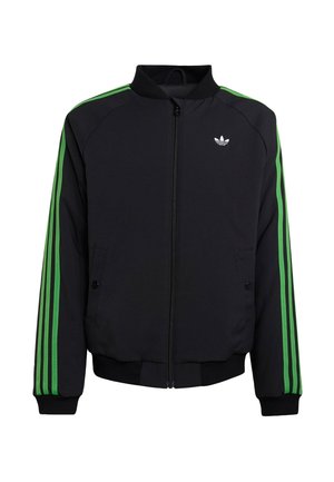 Schwarze Zip-Jacke mit grünen Streifen an den Ärmeln, geripptem Kragen und Bündchen. Verfügt über Fronttaschen und ein kleines weißes Logo auf der Brust.