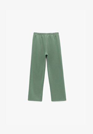 Pantalones de chándal verdes de algodón suave con una cinturilla elástica, piernas rectas y sin patrones visibles. Textura suave y diseño casual.