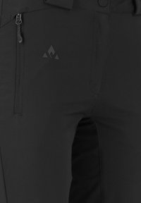 Zwarte outdoorbroek met een ritszak, gladde textuur en een driehoekig logo op de dij. Heeft een aansluitend ontwerp en zichtbare naden.