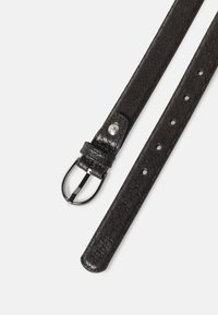 Cinturón de cuero negro con un patrón texturizado similar al de un reptil. Presenta una hebilla de metal plateado y cinco agujeros ajustables para un mejor ajuste.
