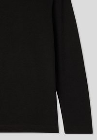 Czarna bluzka z długim rękawem wykonana z miękkiego materiału, o gładkiej fakturze i prostym kroju. Charakteryzuje się prostym, nieozdobionym wzorem.