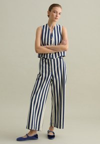 PIOMBO STRIPED - Vaqueros boyfriend - white blue