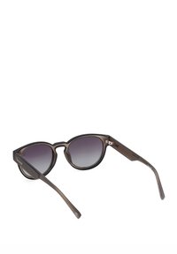 Hnědé gradientové sluneční brýle se zaobleným tvarem kočičích očí, vyrobené z lehkého plastu. Mají tenké nožičky a decentní logo na rámečku.