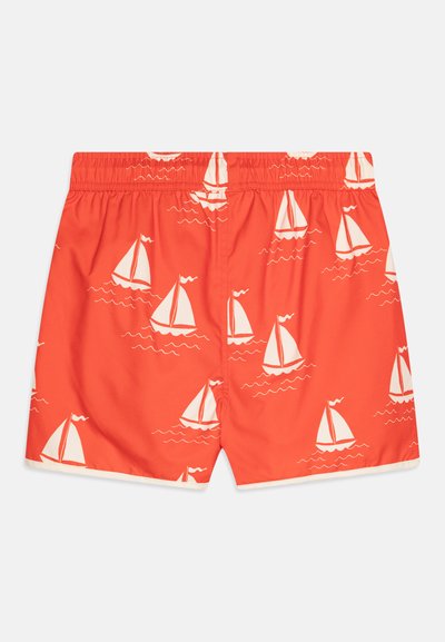 Shorts de bain rouges avec un motif de voilier blanc, dotés d'une taille élastique et d'une texture de tissu lisse.