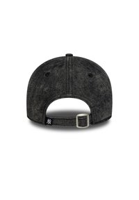 Sort denim baseball cap med en buet skygge, justerbar rem bagpå og et lille logo-tag på siden. Tekstiloverflade.