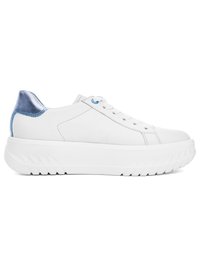 Hvid lave sneakers med tyk sål, snørebånd og blå metallisk hælaccents, vist fra ydersiden på en hvid baggrund.