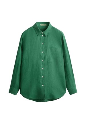 Zelena košulja dugih rukava s ovratnikom, prednjim džepom na lijevoj strani i bijelim gumbima niz sredinu.