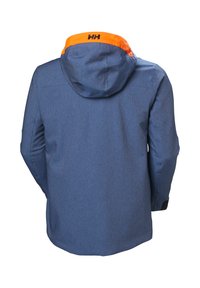 Giacca impermeabile blu con cappuccio, caratterizzata da un colletto arancione, tessuto testurizzato e vestibilità su misura. Logo visibile sul retro.