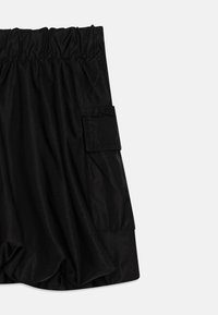 Svarte cargo shorts med elastisk linning, med sidelommer og lett, glatt stoff.