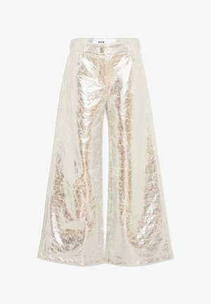 Wijde metallic zilveren broek met hoge taille, knoop- en ritssluiting, voorzakken en een gestructureerde glanzende afwerking.