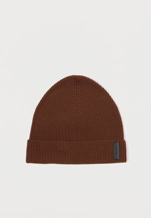 Gorro de malha castanho com textura canelada, apresentando uma dobra na barra e um pequeno rótulo preto. A parte superior é arredondada e suave.