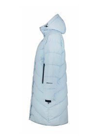 Chaqueta de plumas azul claro con capucha, que presenta un patrón de acolchado diagonal, bolsillo lateral con cremallera y cordón ajustable en la capucha.