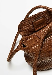 Brązowa, pleciona torebka skórzana z dwoma plecionymi uchwytami, charakteryzująca się fakturowaną powierzchnią i wytłoczonym metkiem z napisem "Massimo Dutti."