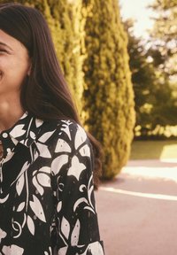 Next REGULAR FIT-BRODERIE SHORT SLEEVE - Košilová halenka  - black white floral print