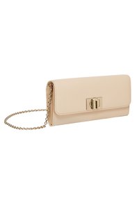 Bolso cruzado de cuero sintético beige con una superficie texturizada, herrajes dorados y una correa de cadena. Presenta un cierre de solapa con un broche.
