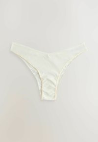 Witte katoenen slip met smalle zijkanten en gestikte randen, plat gelegd op een lichte achtergrond.