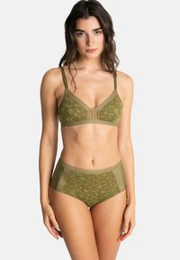 Ensemble de lingerie vert olive comprenant un bralette en dentelle avec des bretelles ajustables et une culotte taille haute assortie, tous deux avec de subtils motifs de feuilles.