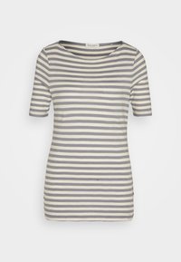 Camiseta de manga corta a rayas con cuello redondo. Presenta rayas alternadas en gris y blanco roto. Está hecha de suave tela de algodón acanalado.