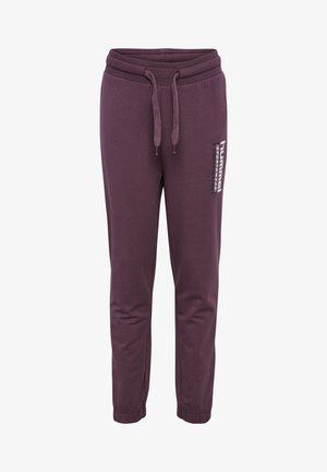 Pantalones de chándal morados oscuros con cordón ajustable, puños elásticos y un logotipo vertical "hummel SPORTSWEAR" en la parte superior del muslo.