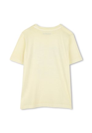 Gele korte mouwen t-shirt gemaakt van zachte stof. Beschikt over een ronde hals en een eenvoudige achterkant met subtiele branding nabij de halslijn.