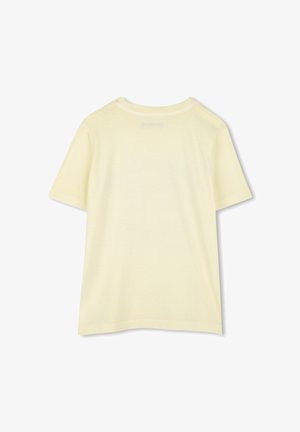 Gele korte mouwen t-shirt gemaakt van zachte stof. Beschikt over een ronde hals en een eenvoudige achterkant met subtiele branding nabij de halslijn.