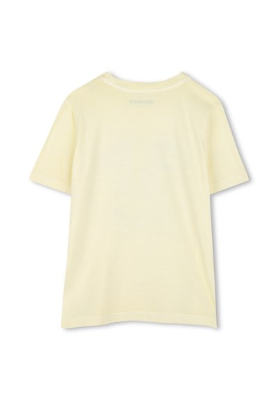 Gele korte mouwen t-shirt gemaakt van zachte stof. Beschikt over een ronde hals en een eenvoudige achterkant met subtiele branding nabij de halslijn.