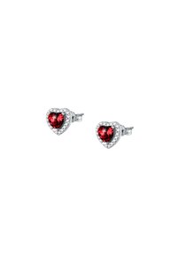Orecchini a forma di cuore rosso con montatura in tono argento, circondati da cristalli trasparenti, dotati di chiusura a farfalla per una vestibilità sicura.