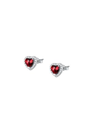 Orecchini a forma di cuore rosso con montatura in tono argento, circondati da cristalli trasparenti, dotati di chiusura a farfalla per una vestibilità sicura.
