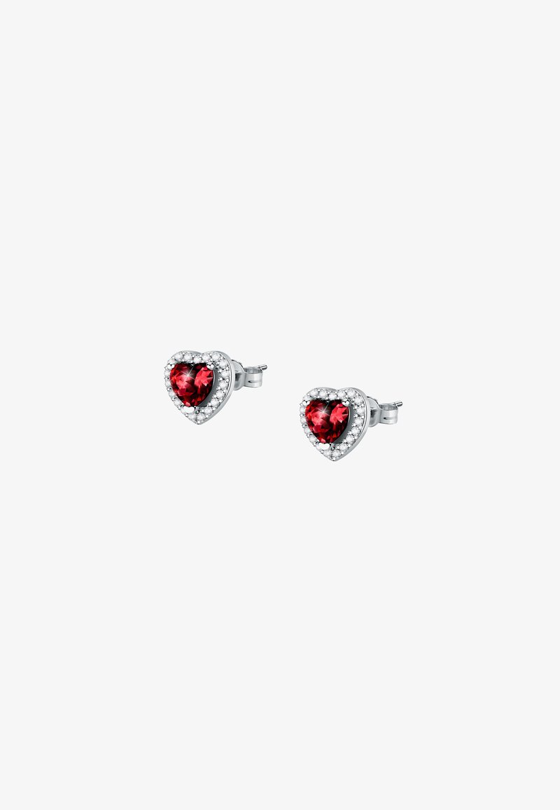 Orecchini a forma di cuore rosso con montatura in tono argento, circondati da cristalli trasparenti, dotati di chiusura a farfalla per una vestibilità sicura.