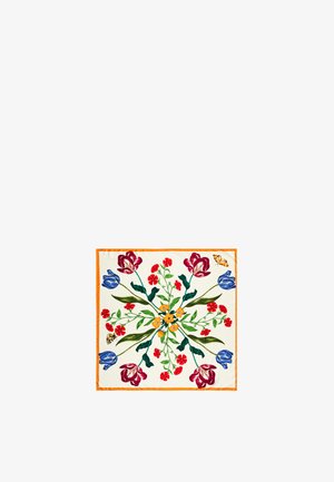 Kvadratinė skara, puošta gėlių raštu, kuriame matomi raudoni, mėlyni ir violetiniai tulpės, apsuptos žalių lapų ir mažų akcentų, apvesta oranžine juosta.