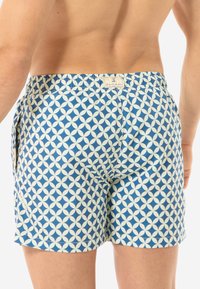 Gemusterte Badeshorts in Blau und Creme mit geometrischem Design, elastischem Bund und genähten Details.
