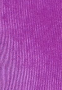 Lilla tekstureret stof med et ribbet mønster, blød glans og glat overflade, velegnet til forskellige tekstilapplikationer.