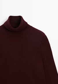 Dunkelburgunderfarbener Strickrollkragenpullover mit langen Ärmeln, flach auf einem weißen Hintergrund präsentiert.
