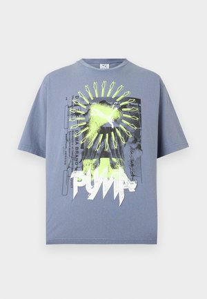 Tricou albastru supradimensionat cu grafică abstractă galben neon și albă, având logo-ul Puma și un design stilizat de raze solare pe față.
