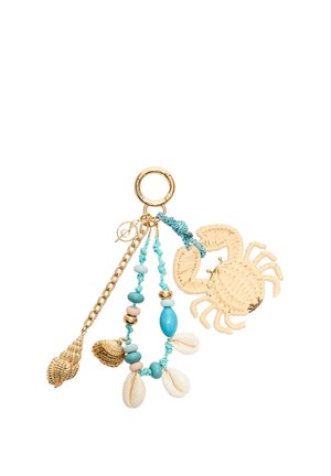 Porte-clés doré avec un crabe beige tissé, des perles bleues et roses sur des cordons, des coquillages blancs et des charms coquillages dorés.