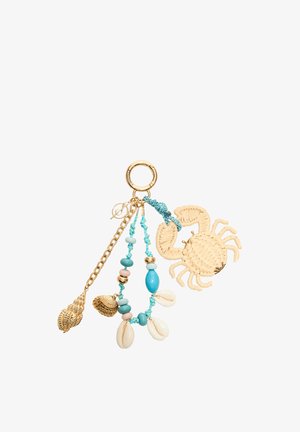 Portachiavi dorato con un granchio beige intrecciato, perline blu e rosa su cordoncini, conchiglie bianche e ciondoli a forma di conchiglia dorati.