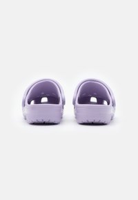Zoccoli leggeri viola con una texture liscia, ampie aperture e un leggero tacco, dotati di fori di ventilazione e una suola resistente.