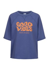 Blauwe sweatshirt met korte mouwen, ronde halslijn, met oranje tekst "GOOD VIBES" en "STATE OF MIND". Soepele textuur, casual ontwerp.