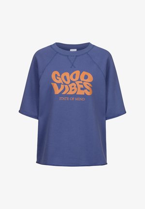 Blauwe sweatshirt met korte mouwen, ronde halslijn, met oranje tekst "GOOD VIBES" en "STATE OF MIND". Soepele textuur, casual ontwerp.