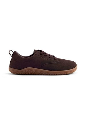 Zapatos de ante marrón con suela de goma, punta redonda, diseño de cordones y una lengüeta en la parte trasera para ponerlos fácilmente. Agarre texturizado en la suela.