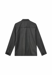 Cămașă de culoare gri închis, cu mâneci lungi, având un design cu guler, manșete cu nasturi și o textură de țesătură netedă. Vederea din spate prezintă o cusătură centrală.