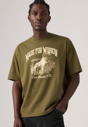 Levi's® Workwear, WORKWEAR GRAPHIC T-SHIRT - Тениска с щампа - made for workin dark olive