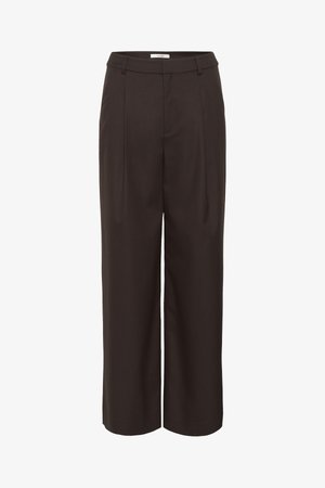 Pantalons à jambes larges marron en tissu lisse. Dotés d'une taille haute, de plis avant et de poches latérales pour plus de fonctionnalité.